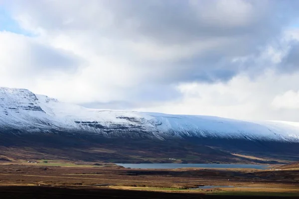 Cascata Godafoss in Islanda con bellissimi colori autunnali — Foto Stock