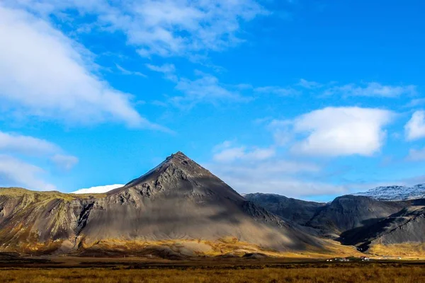 Black volcanic mountains in Iceland — Zdjęcie stockowe