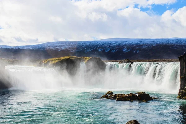 Водопад Годафосс в Исландии с красивыми осенними красками — стоковое фото