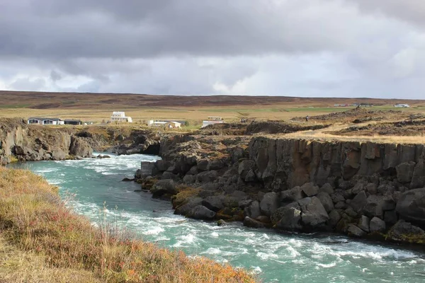 Godafoss vattenfall på Island med vackra höstfärger — Stockfoto