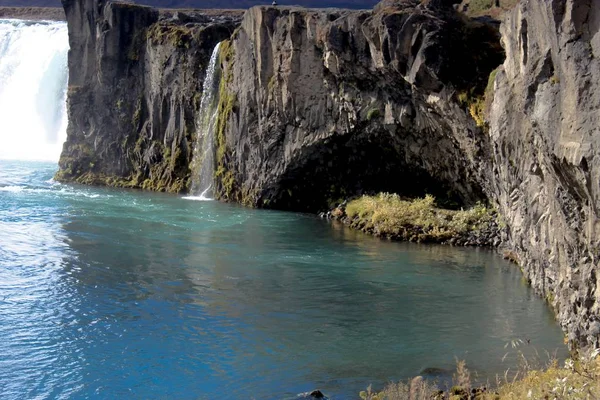 Wodospad Godafoss w Islandii z pięknymi jesiennymi kolorami — Zdjęcie stockowe