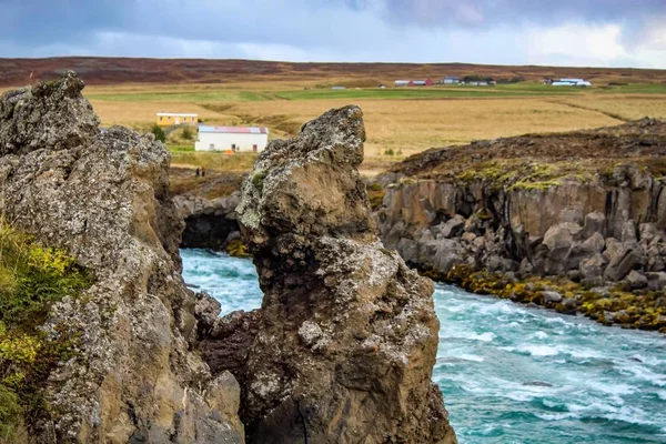 Cascada Godafoss en Islandia con hermosos colores otoñales — Foto de Stock