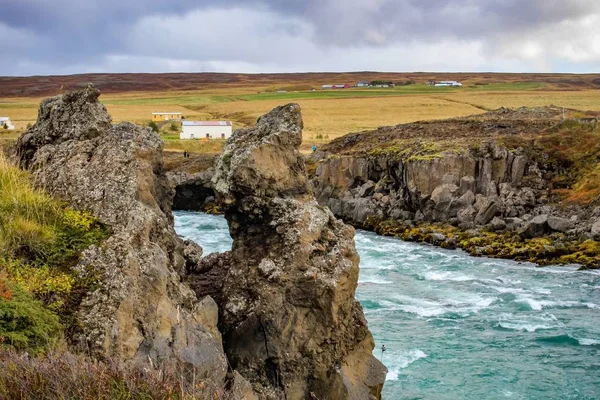 Cascada Godafoss en Islandia con hermosos colores otoñales — Foto de Stock