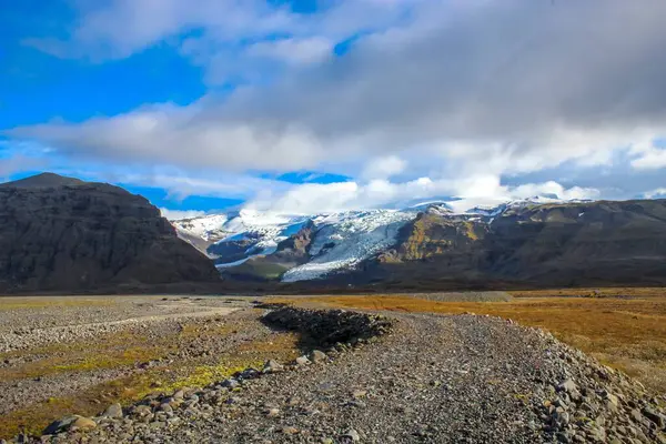 İzlanda 'da lav yolu olan bir buzul. — Stok fotoğraf