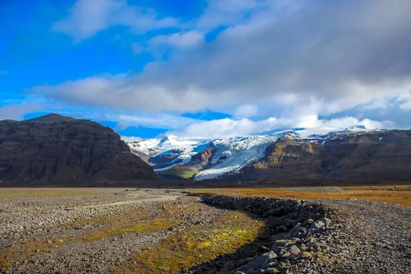 Ghiacciaio in Islanda con strada lavica — Foto Stock