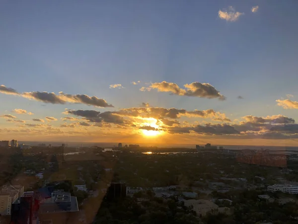 Orange soluppgång över staden — Stockfoto