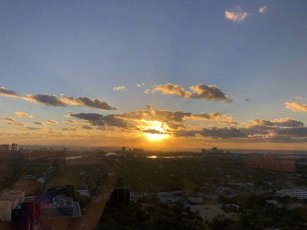 Amanecer naranja sobre la ciudad — Foto de Stock