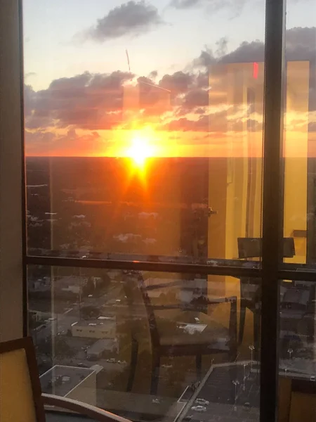 Büro Blick auf den Sonnenuntergang — Stockfoto