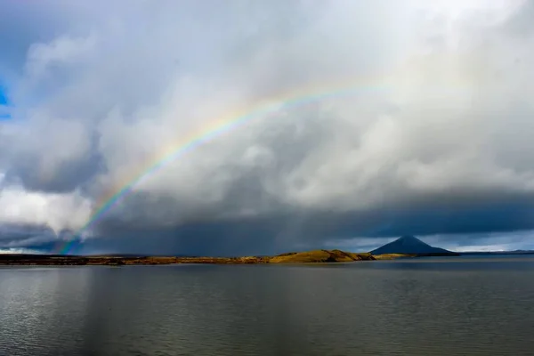 Regenboog over meer in IJsland — Stockfoto