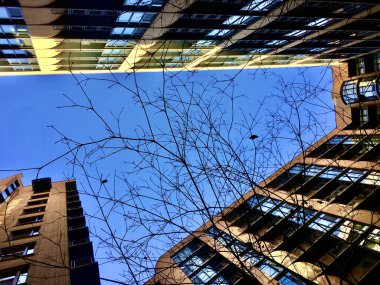 Şehirdeki tuğla bina