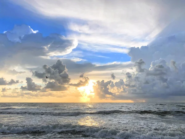 Mattina sulla spiaggia dell'oceano di Miami — Foto Stock