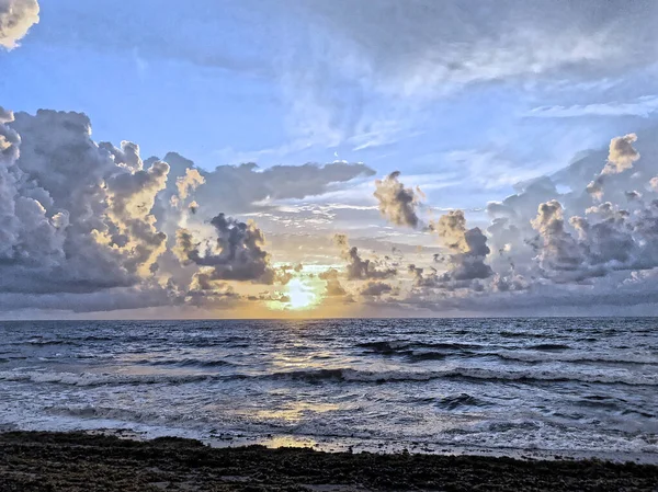 Mattina sulla spiaggia dell'oceano di Miami — Foto Stock