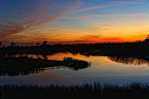 Louisiana Sílhueta do pôr do sol do pântano e reflexões — Fotografia de Stock