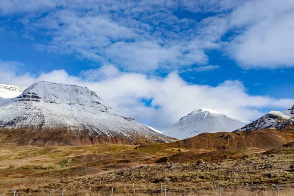 Montagne innevate in Hverir, Islanda — Foto Stock