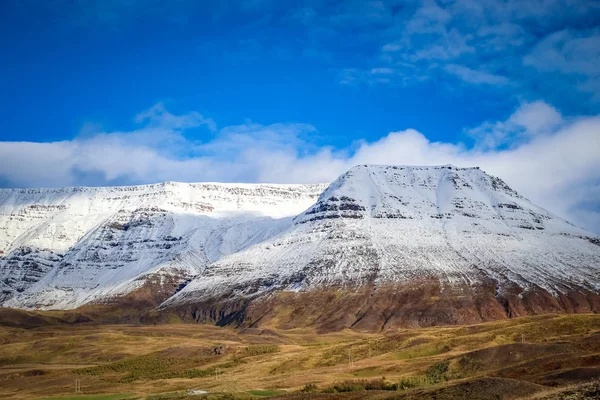 Montanhas cobertas de neve em Hverir, Islândia — Fotografia de Stock