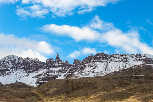 Montanhas cobertas de neve em Hverir, Islândia — Fotografia de Stock