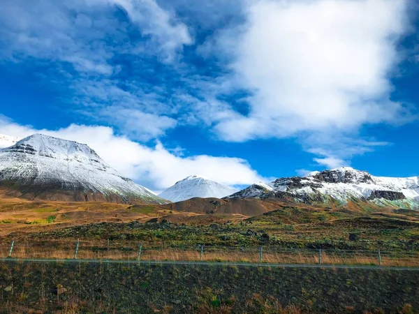 Montagne con erba colorata in Islanda — Foto Stock