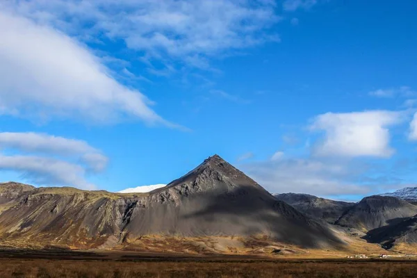 Black volcanic mountains in Iceland — Stockfoto