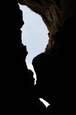 Raudfeldsgja Geçidi 'nin içindeki mağarada.