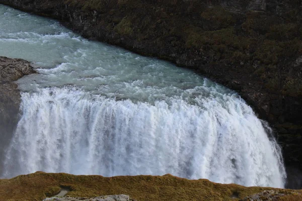 Cascade en iceland avec arc-en-ciel — Photo