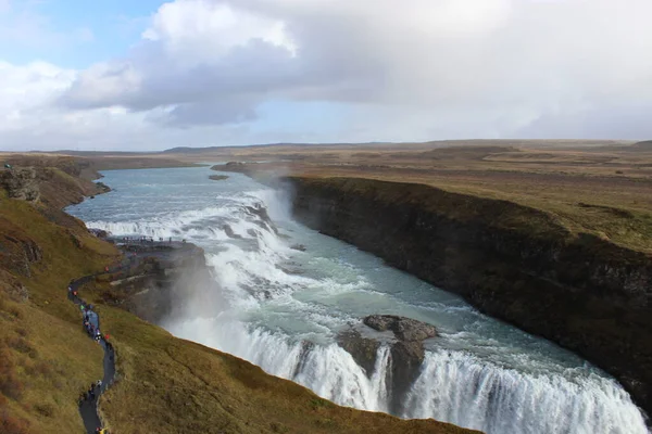 Wasserfall in Island mit Regenbogen — Stockfoto