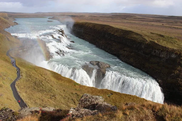 Cascade en iceland avec arc-en-ciel — Photo