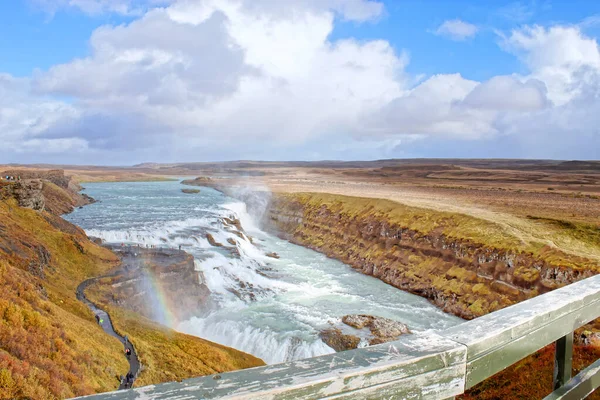 Водопад в леднике с радугой — стоковое фото