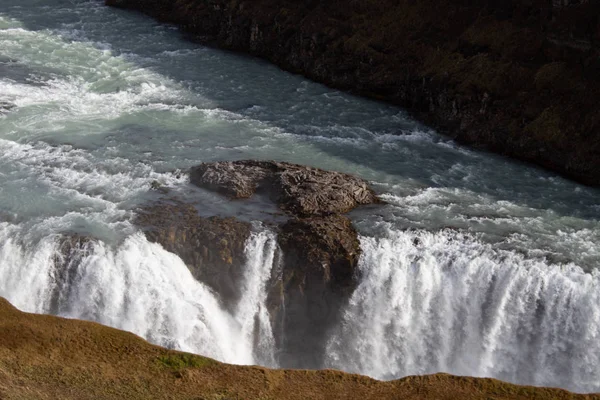 Wasserfall in Island mit Regenbogen — Stockfoto