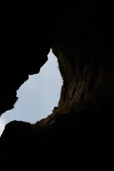 Grottan innanför Raudfeldsgja-ravinen — Stockfoto