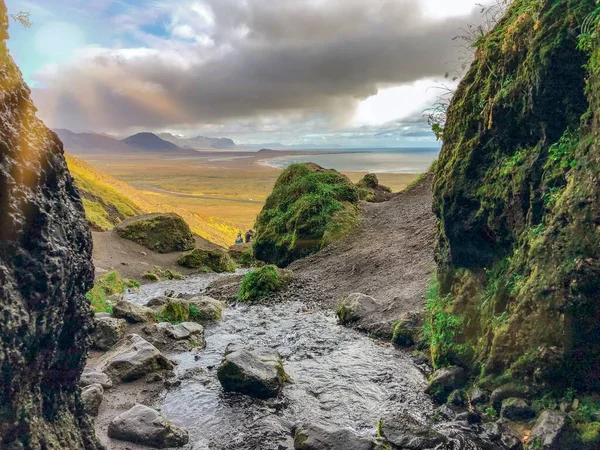 Rotsen die uitkijken over een prachtige vallei in IJsland — Stockfoto