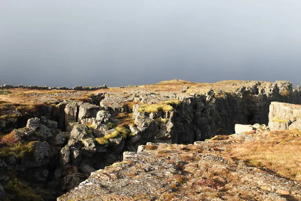Thingvellir, İzlanda 'nın Altın Çemberi' nde kayalar.