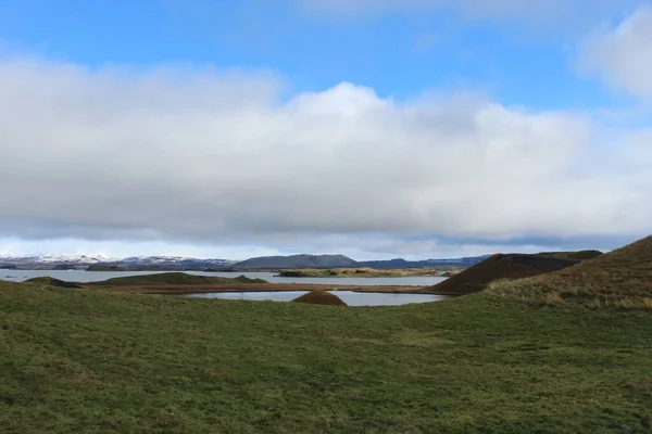 Skutustadir pseudo kraters in Myvatn IJsland — Stockfoto