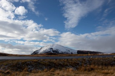 Küçük karla kaplı dağın önünde yol