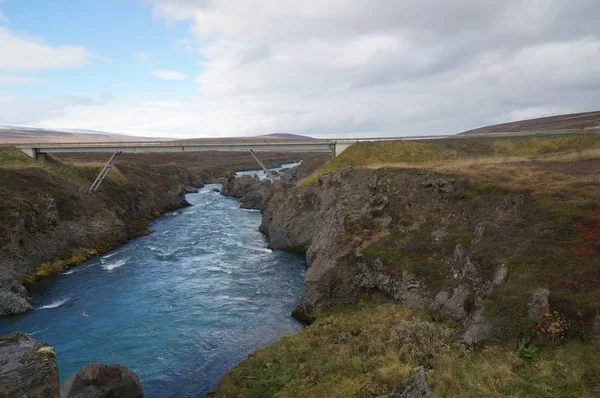 Belle cascade située dans la vallée de Bardardalur, rivière Skjalfandafljot, Islande, Europe — Photo