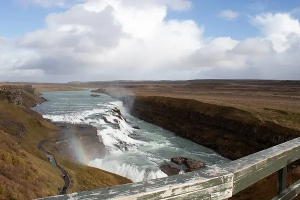 Водопад в леднике с радугой — стоковое фото