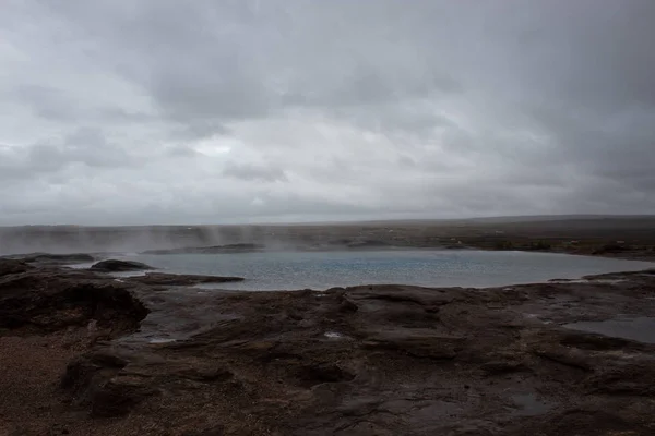 Le geysir original en Islande par une journée nuageuse — Photo