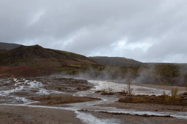 Az eredeti geysir Izlandon egy felhős napon — Stock Fotó