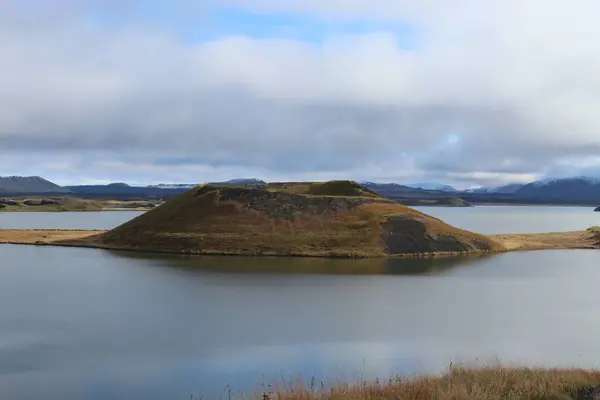 Skutustadir pseudo kraters in Myvatn IJsland — Stockfoto