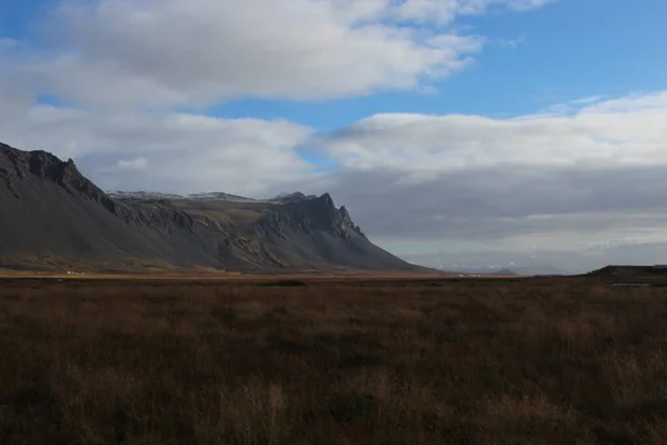 Montanhas vulcânicas negras na Islândia — Fotografia de Stock