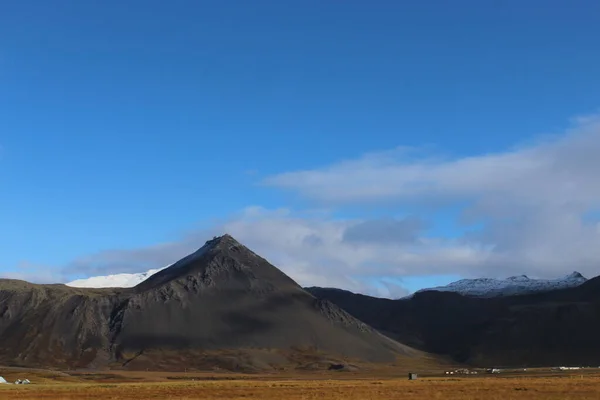 Black volcanic mountains in Iceland — Stok fotoğraf