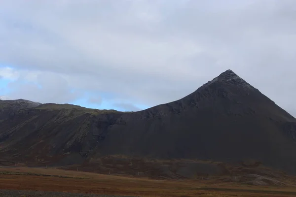 Montanhas vulcânicas negras na Islândia — Fotografia de Stock