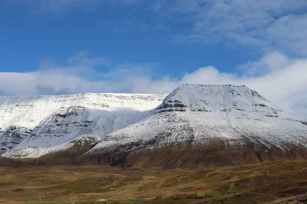Montanhas cobertas de neve em Hverir, Islândia — Fotografia de Stock