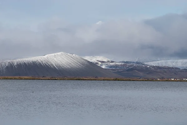 Pohled na jezero Hverfjall kráter se sněhem — Stock fotografie