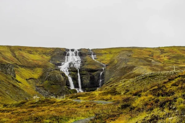 Una cascata nell'Islanda orientale - rjukandafoss — Foto Stock