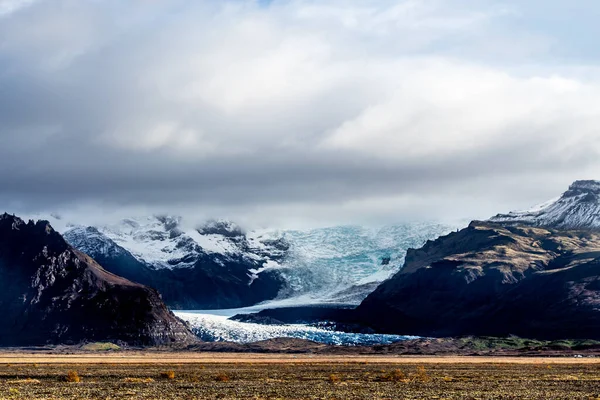 아름다운 눈 이 아이슬란드 남부의 빙하를 덮고 있다 — 스톡 사진