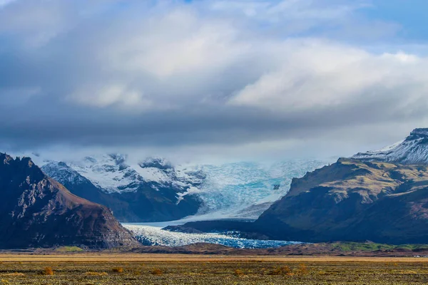 Bela geleira coberta de neve no sul da Islândia — Fotografia de Stock