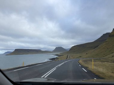 açık bir günde Izlanda güzel yol