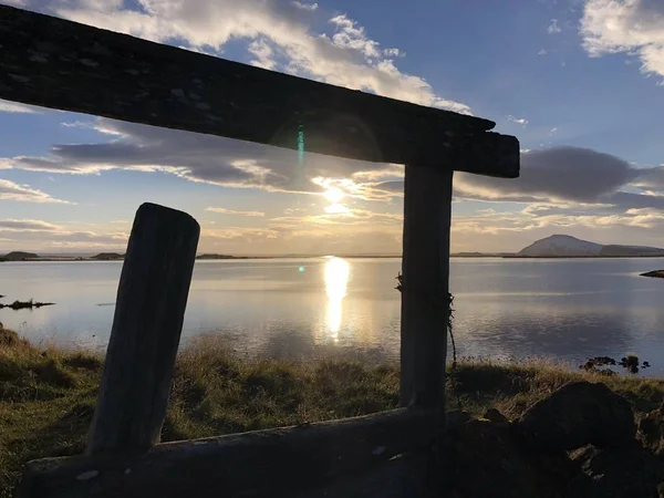 Zonsondergang ingekaderd boven een meer in IJsland — Stockfoto