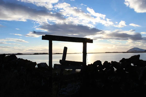 Solnedgång inramad över en sjö på Island — Stockfoto