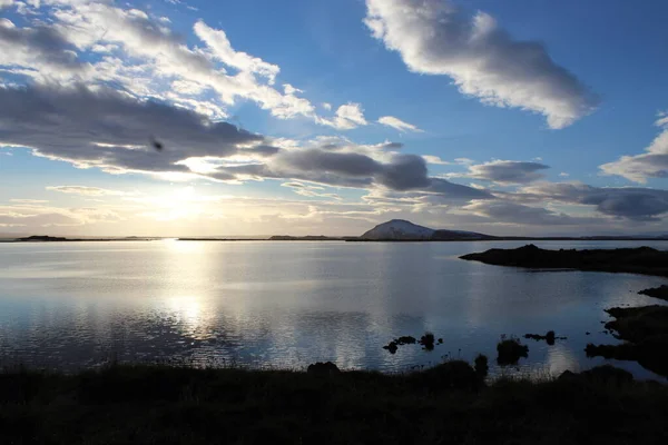 アイスランドの湖に沈む夕日 — ストック写真